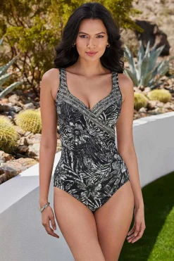 Zahara Het Is Een Wikkelbadpak Uit Een Stuk